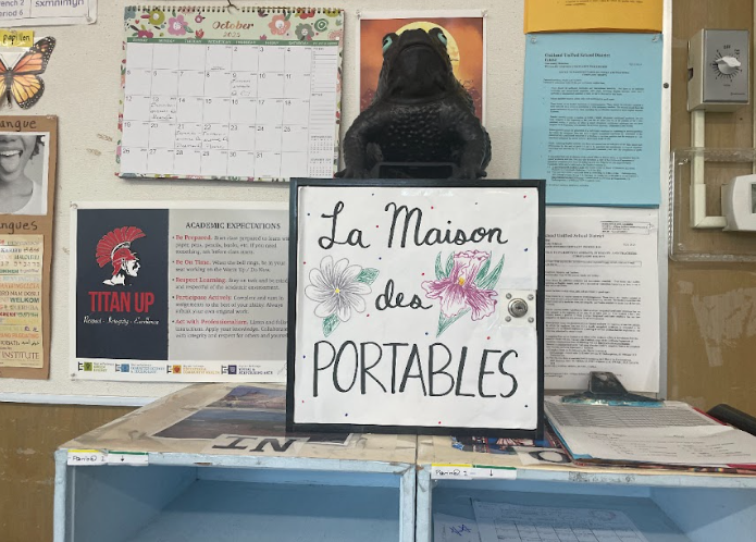 AU REVOIR CLASSROOM TEXTS Teacher Zoe Ozdemir uses French to show where phones belong. At right, one of her students complies by putting her phone in “La Maison de Portables.”