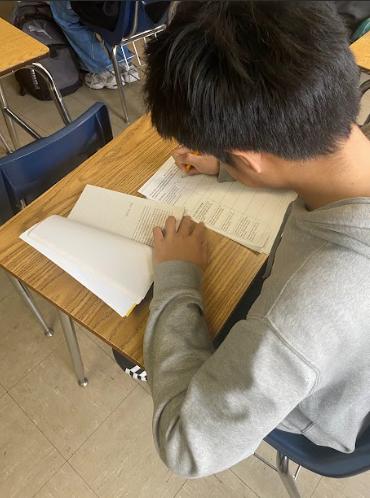 OLD SCHOOL Freshman Tony Chen works on an essay by hand in Laurel Sinclair’s English class. AI is prohibited by Ms. Sinclair.